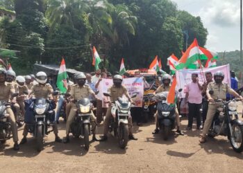 राजापुरात पोलिसांची तिरंगा जनजागृती रॅली