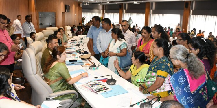 महिलांचे प्रश्न सोडविण्यासाठी महिलांपर्यंत पोहोचणे आवश्यक