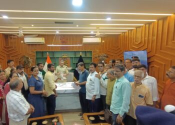 गोहत्या प्रकरणी हिंदुत्ववादी संघटनांची पोलिस अधिक्षक कार्यालयावर धडक