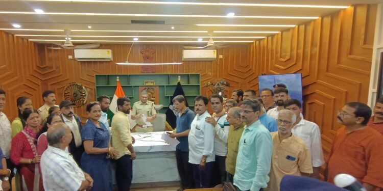 गोहत्या प्रकरणी हिंदुत्ववादी संघटनांची पोलिस अधिक्षक कार्यालयावर धडक