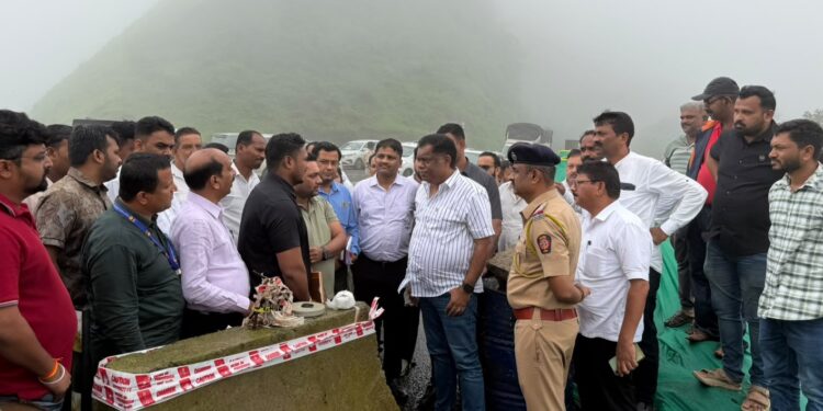 आ. किरण सामंतांकडून धोकादायक आंबा घाटाची पाहणी