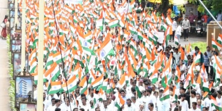 रत्नागिरीत अवतरला देशभक्तीचा तिरंगी महासागर!