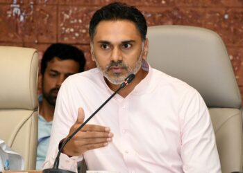 ना. योगेश कदमांकडून महसूलच्या अधिकाऱ्यांना ‘डोस’