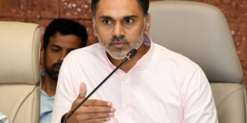 ना. योगेश कदमांकडून महसूलच्या अधिकाऱ्यांना ‘डोस’